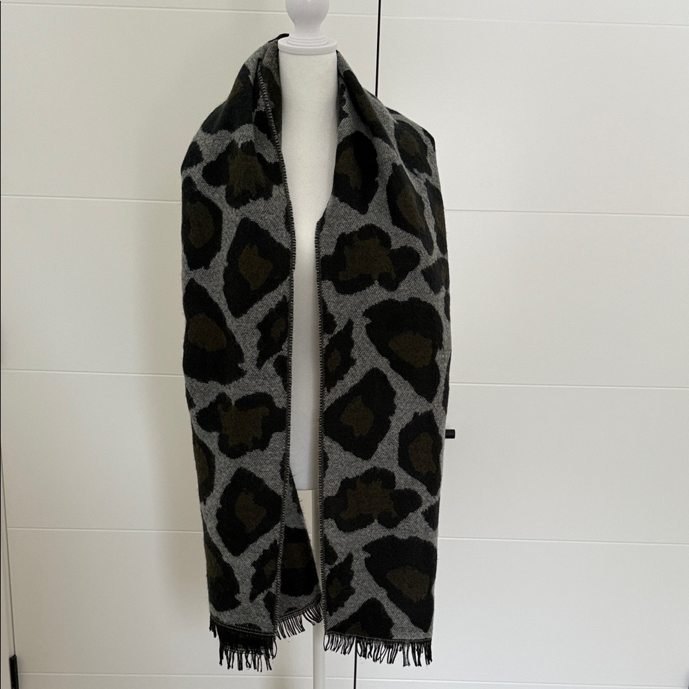 Leopard Print Blanket Scarf in Black and Gray